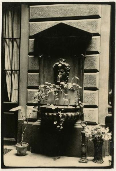 Díszkút a Burián-ház udvarán (1928-1935. között) A kép forrása: gallery.hungaricana.hu